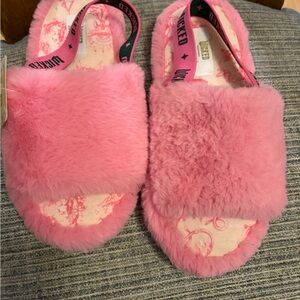 Wicked Pink Fuzzy Slide Sandals Slippers size 9 / 10. NWT